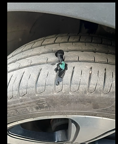 奔驰汽车通病,劣质玻璃水沉淀凝结堵塞玻璃水滤网,拧一个螺丝三个卡扣就可维修